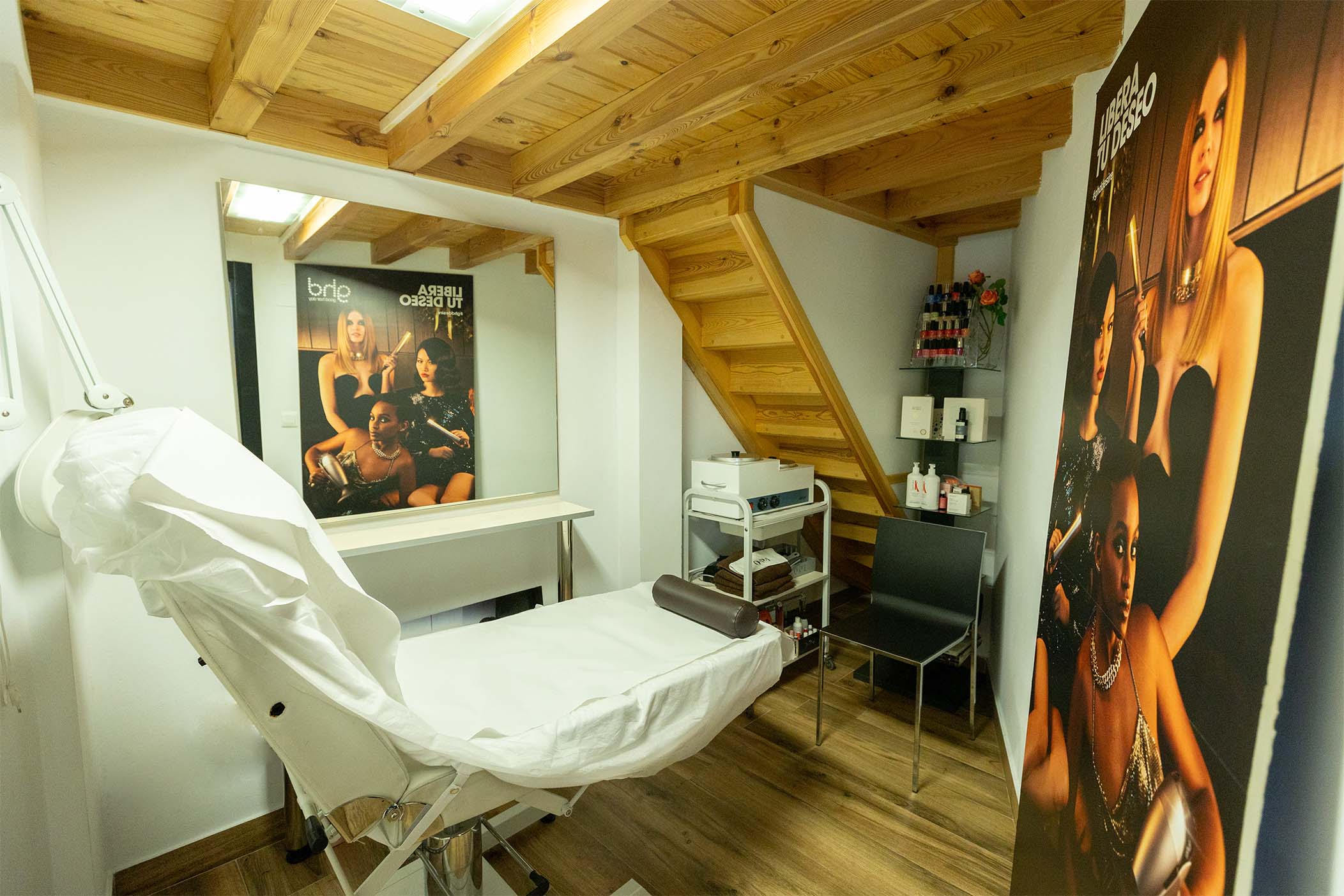 Cabina de estética avanzada del centro de peluquería y estética Nuria Herrera en Torrelavega