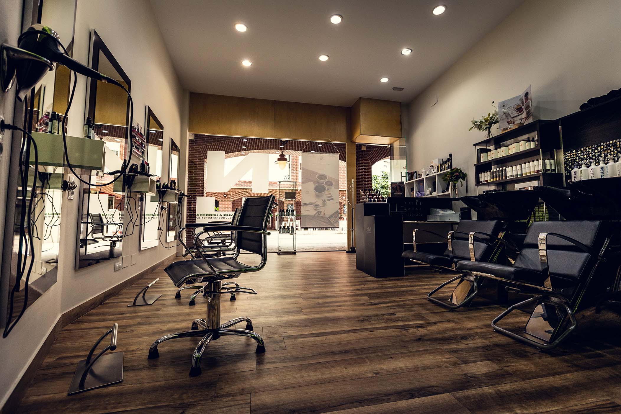 Aplicación de color y mechas en la peluquería Nuria Herrera de Torrelavega