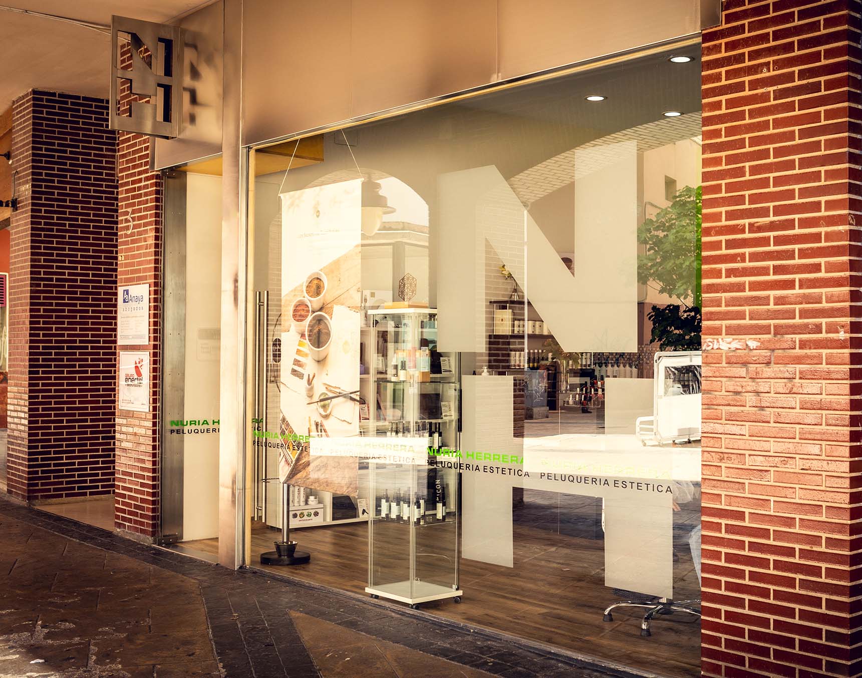 Escaparate de Peluquería Nuria Herrera en la Plaza Pique y Varela de Torrelavega